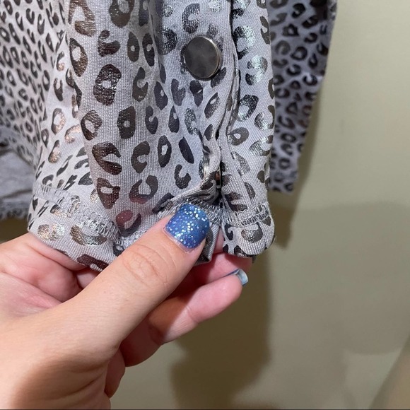 Zuda Leopard Print Metallic Long Sleeve Sweatshirt Top Silver Size Large - Picture 6 of 7